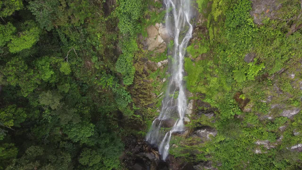 空中俯瞰洪都拉斯悬崖上的瀑布视频素材