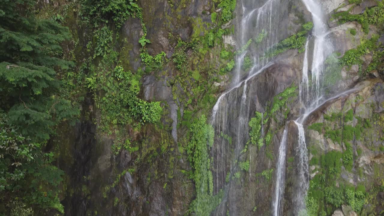 从空中俯瞰洪都拉斯美丽的瀑布瀑布视频素材