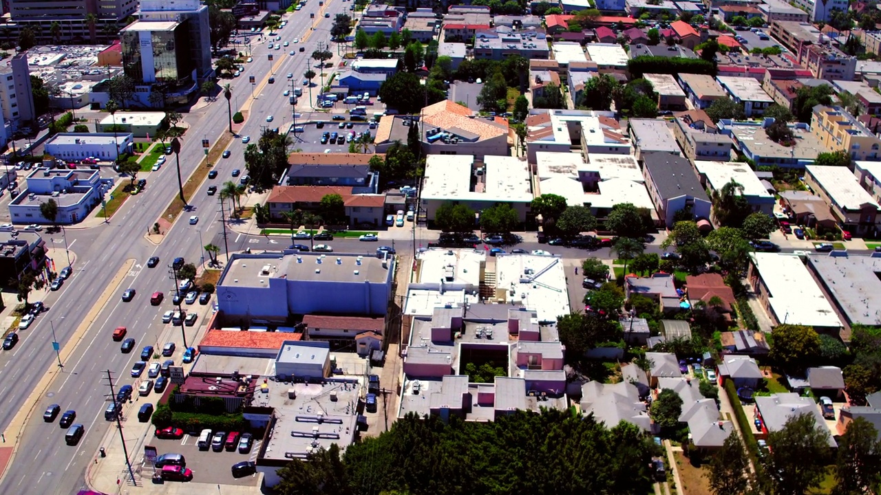 空中平移倾斜拍摄的住宅建筑在城市，无人机上升在阳光明媚的日子-卡尔弗城，加州视频素材