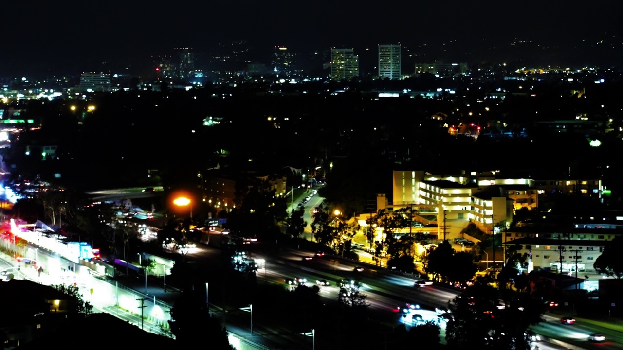 空中向后拍摄的住宅建筑在城市景观对晴朗的天空在夜晚-卡尔弗市，加州视频素材