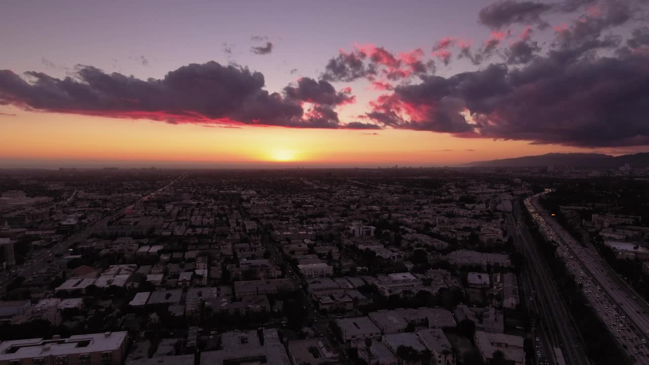 日落时多云天空下住宅城市的空中封锁景观-加州卡尔弗城视频素材