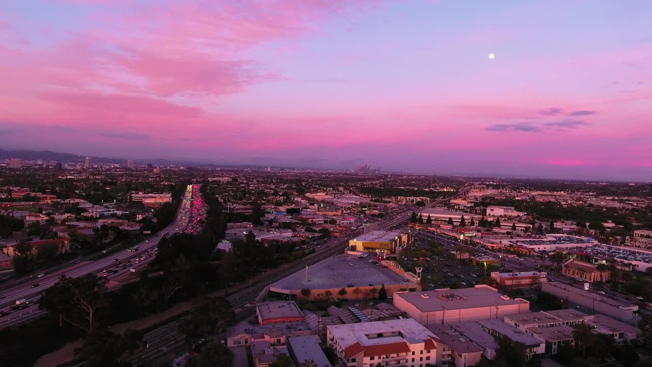 在黄昏云层下的城市住宅建筑航拍风景-卡尔弗城，加利福尼亚视频素材