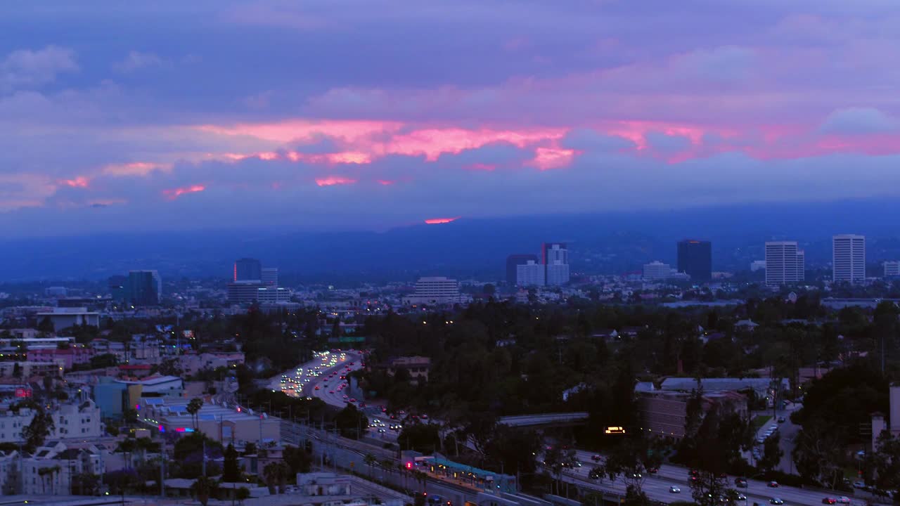 航拍在城市的住宅建筑的美丽视图在多云的天空在黄昏-卡尔弗城，加利福尼亚视频素材