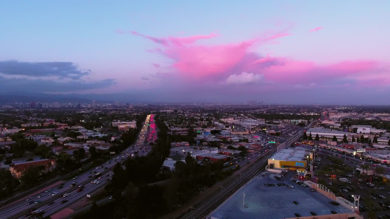 空中平移的城市在黄昏云层下的景色-卡尔弗城，加利福尼亚视频素材