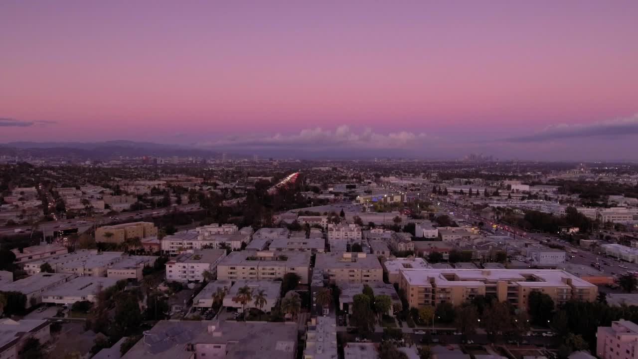 城市景观在日落时对云的空中前进风景视图-卡尔弗城，加利福尼亚视频素材