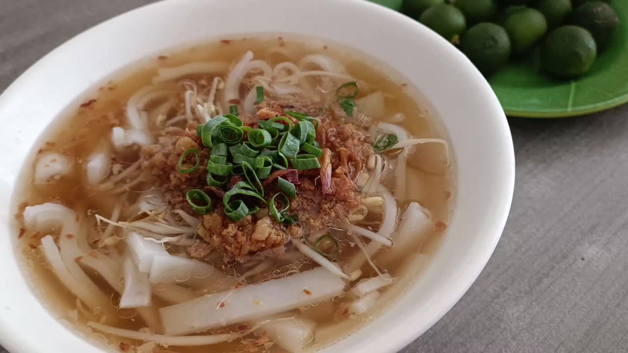 典型中国菜的特写，瓜寮肉汤加上额外的猪肉调味料，炒洋葱，豆芽和葱视频素材