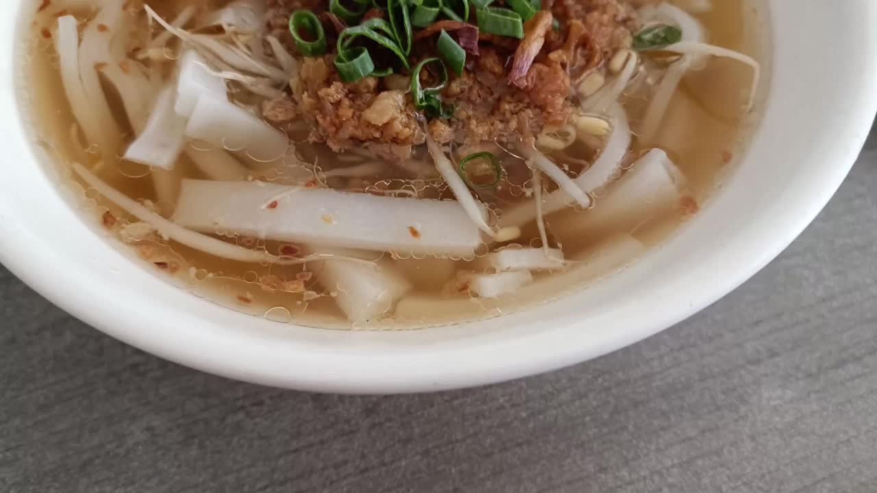 典型中国菜的特写，瓜寮肉汤加上额外的猪肉调味料，炒洋葱，豆芽和葱视频素材