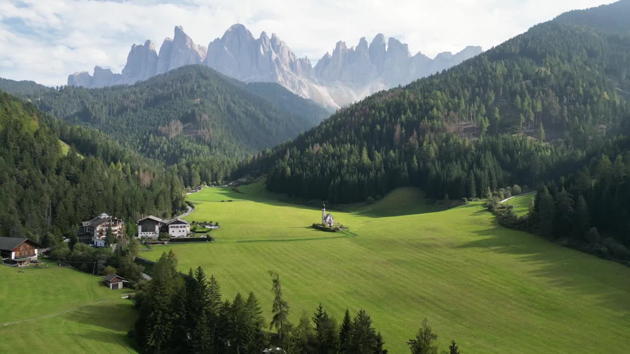 Val di Funes, Dolomiti，意大利，航拍视频视频素材