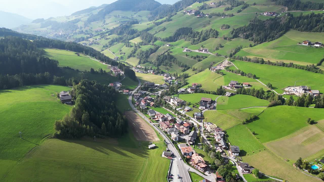 Val di Funes, Dolomiti，意大利，航拍视频视频下载