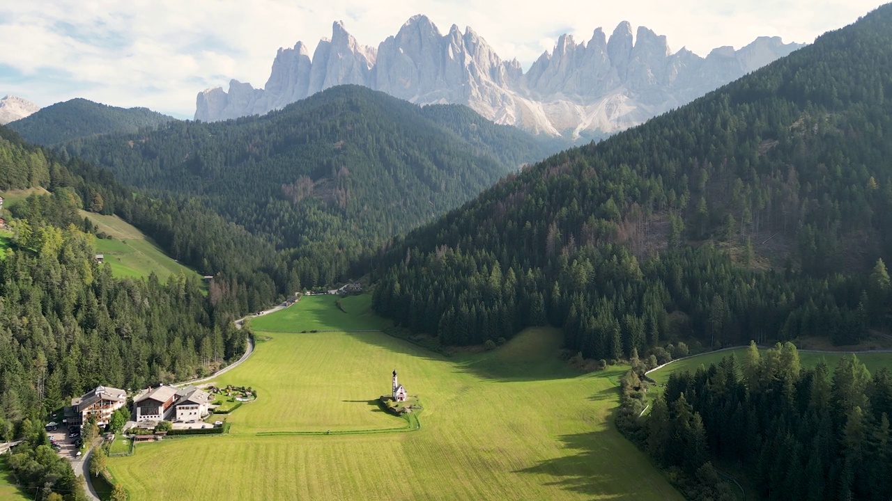 Val di Funes, Dolomiti，意大利，航拍视频视频素材