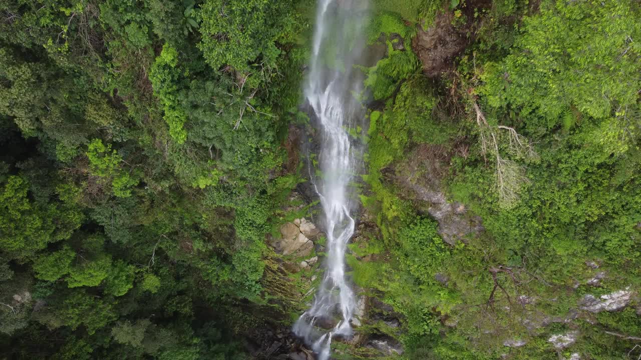 空中俯瞰像藤蔓一样的丛林瀑布，Cascada el Bejuco视频素材