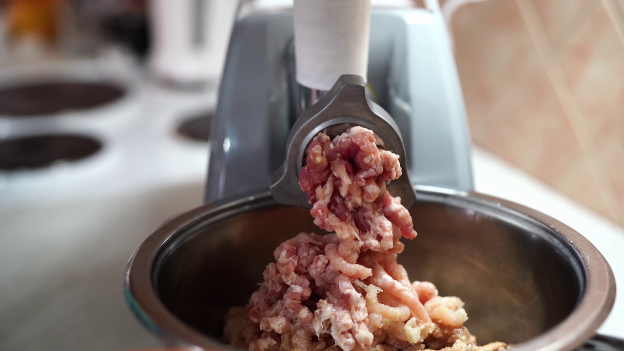 电动绞肉机制作肉末视频下载