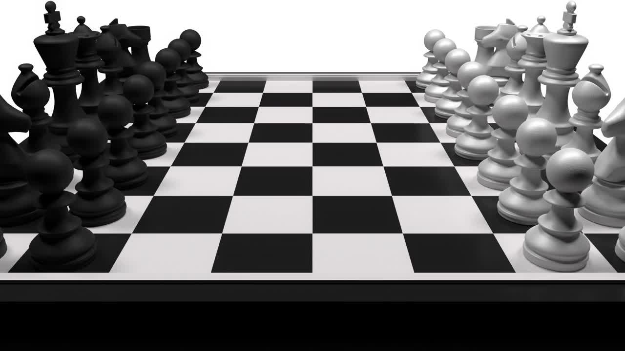 当播放女王的开局时，镜头在棋盘上旋转。国际象棋游戏棋盘上的黑白棋子。策略，智力和游戏概念。视频下载