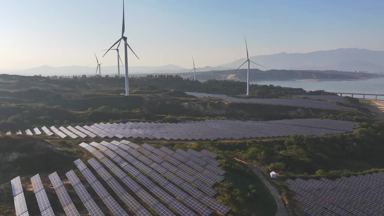 太阳能光伏板和风能视频素材