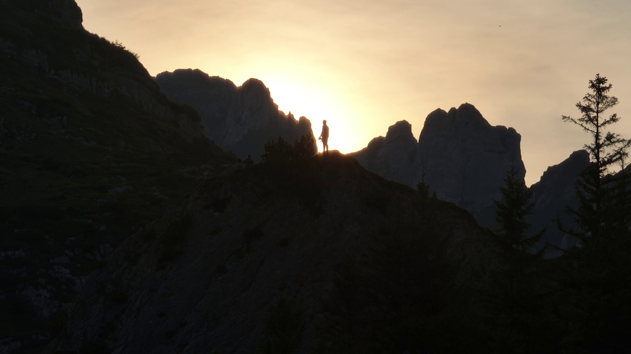 站在瑞士萨克勒克山道上的徒步旅行者的剪影。无人机视频视频素材