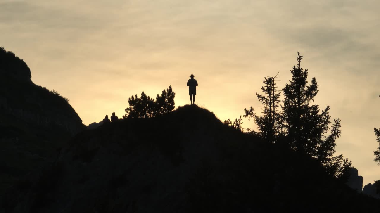 站在瑞士萨克勒克山道上的徒步旅行者的剪影视频素材