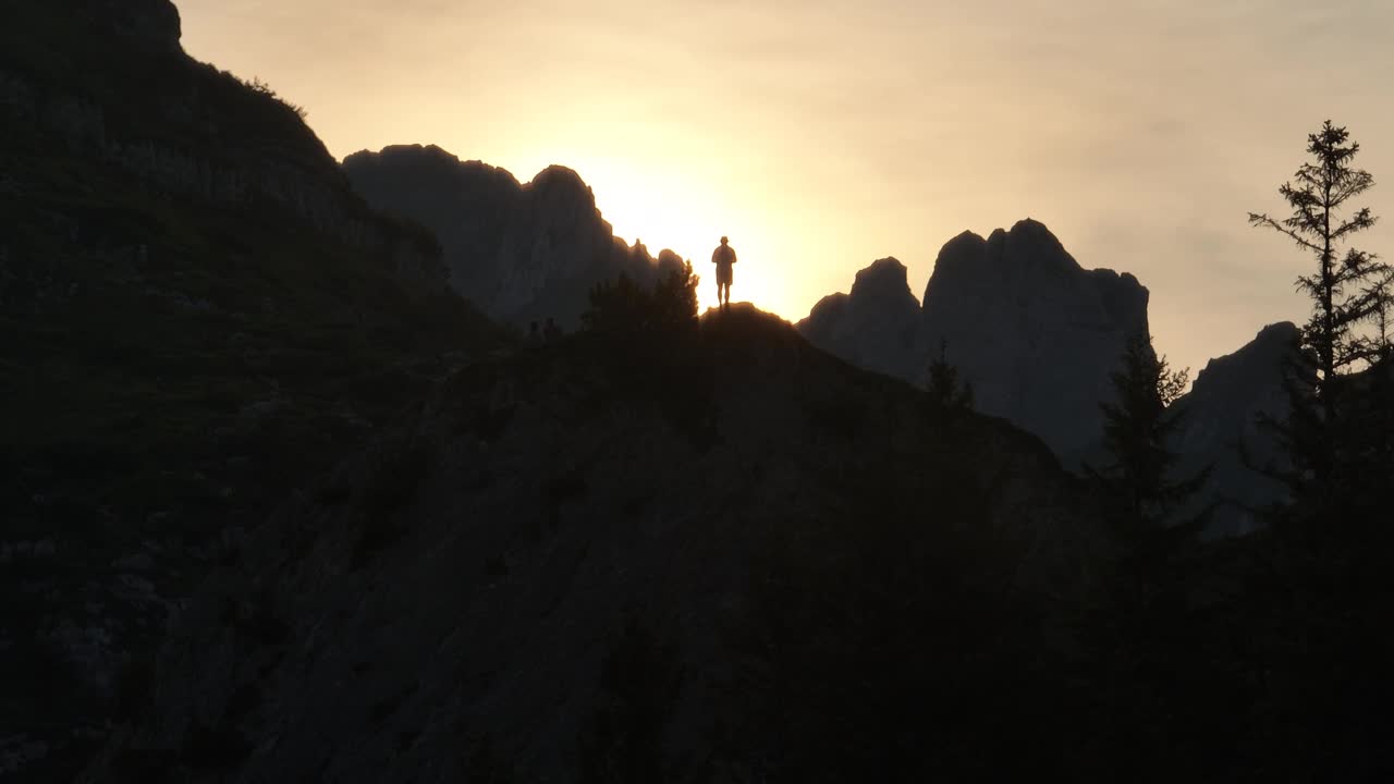 无人机拍摄的徒步旅行者站在瑞士阿彭策尔阿尔卑斯山脉的萨克斯勒克山路上视频素材