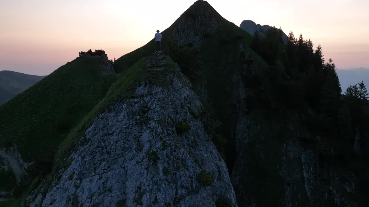 无人机拍摄的徒步旅行者站在瑞士阿彭策尔阿尔卑斯山脉的萨克斯勒克山道上视频素材