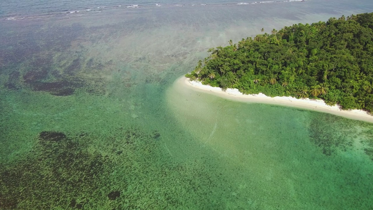 美丽的风景蓝珊瑚礁湾与沙滩海岸，哥斯达黎加4K空中无人机视频素材