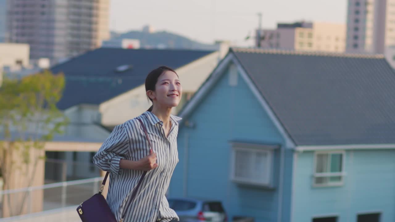 一个日本女人在回家的路上跑着视频素材