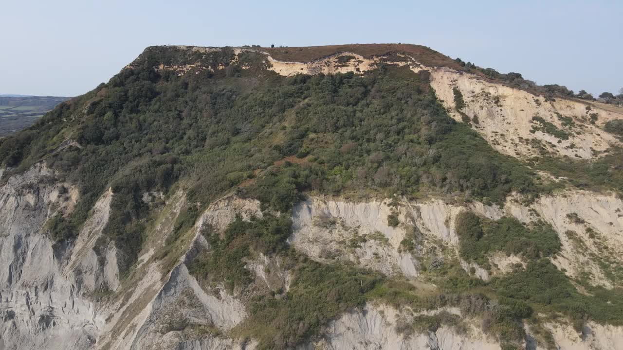 无人机镜头飞向英格兰多塞特侏罗纪海岸的金冠视频素材