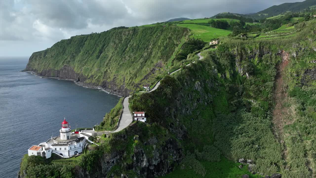 圣米格尔北部，岩石海岬上的Farol Ponta do Arnel。空中的回调视频素材