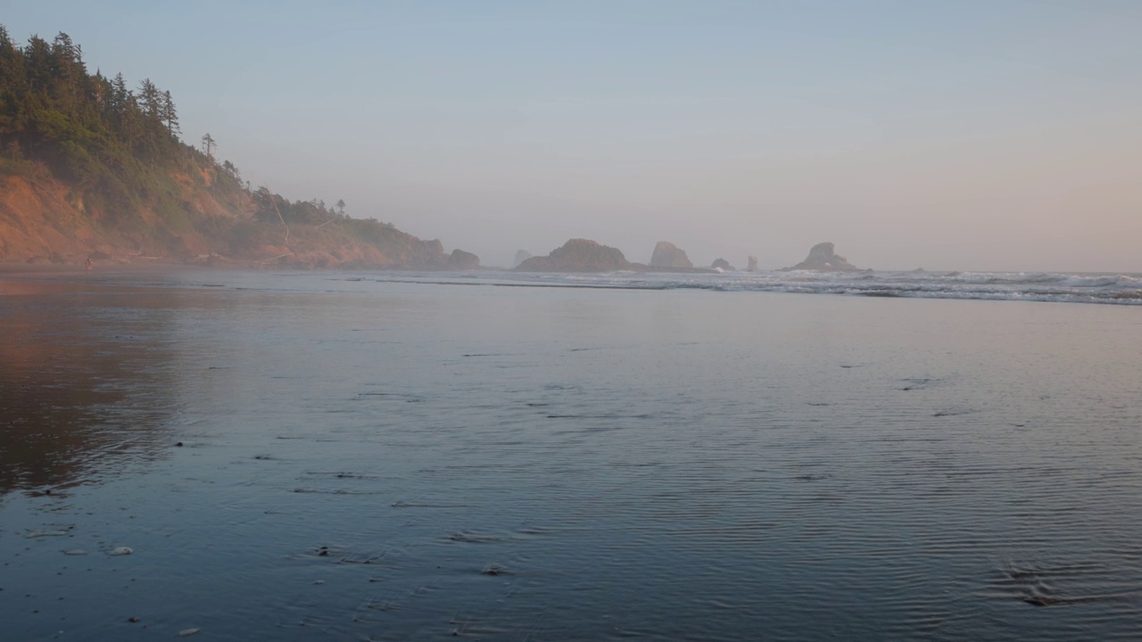 朦胧的海滩日落视频素材