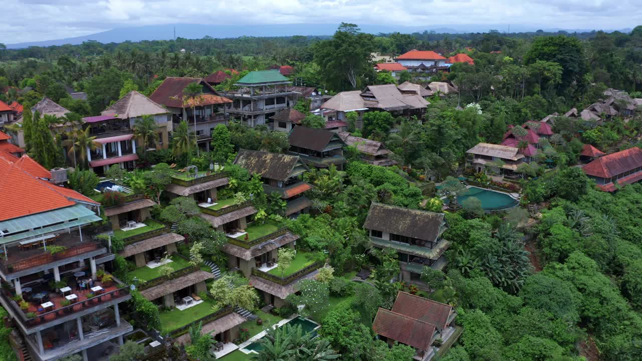 宁静而美妙的Campuhan Ridge步道，巴厘岛，印度尼西亚-航拍视频素材