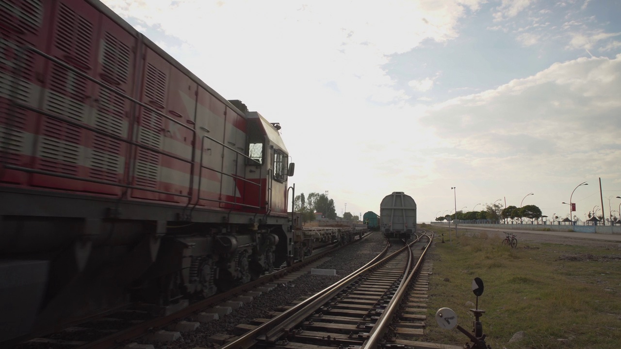 货运列车进站了视频素材