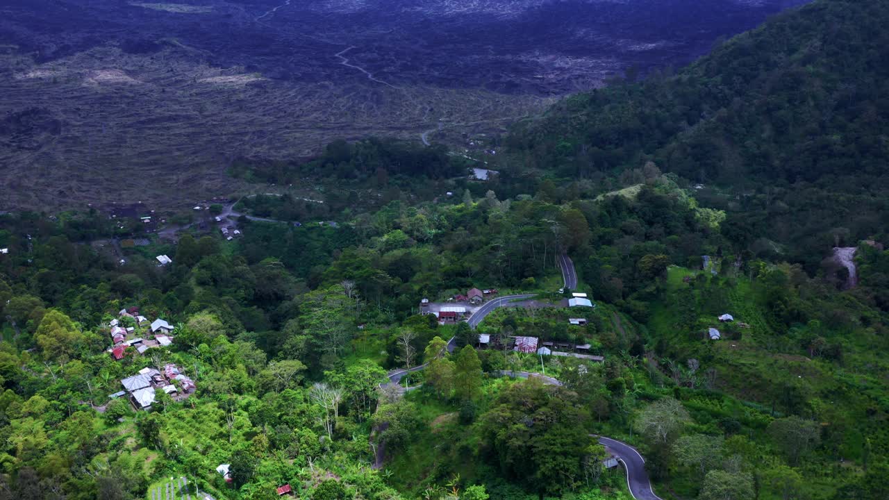 位于印度尼西亚巴厘岛Batur火山附近的Kintamani村庄。空中拍摄视频素材