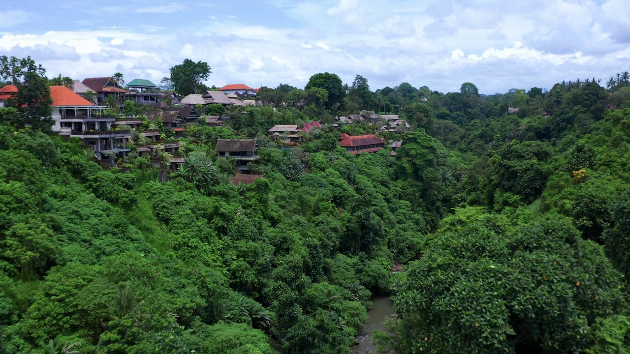 一个舒缓和令人惊叹的看法坎普汗岭步道，巴厘岛，印度尼西亚-无人机向前飞行视频素材