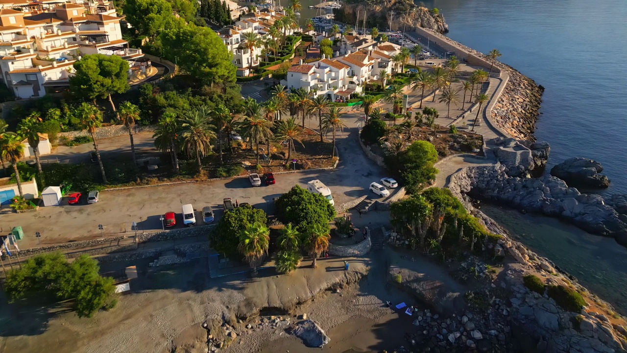 从空中俯瞰西班牙格拉纳达La Herradura海滩的Mirador Marina del Este风景区。视频素材