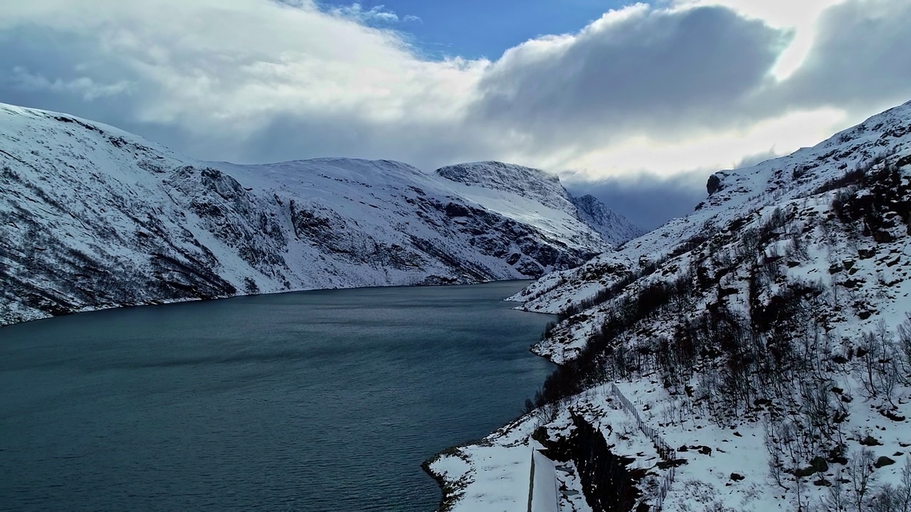 航拍挪威峡湾的雪山和平静的水面视频素材