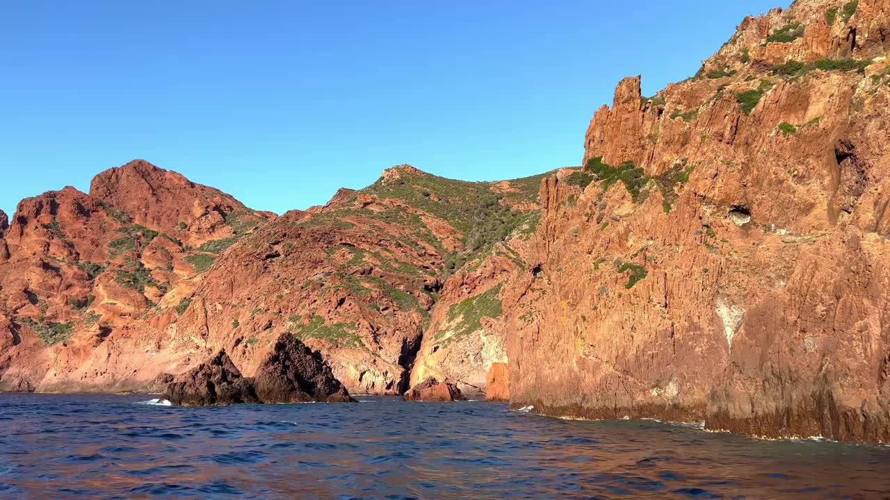 科西嘉岛夏季乘船游览，探索火山岩层视频素材