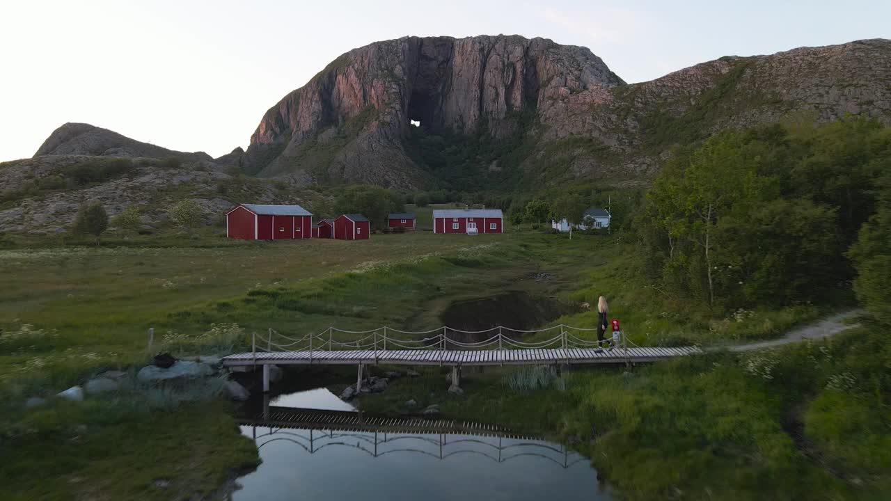 Torghatten是挪威Nordland县Torget岛上的一座山。它以其独特的洞或天然隧道而闻名，穿过它的中心。视频素材