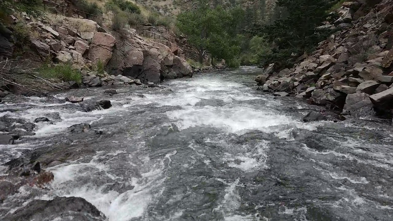 白净溪峡谷在黄金科罗拉多州-低空视频素材