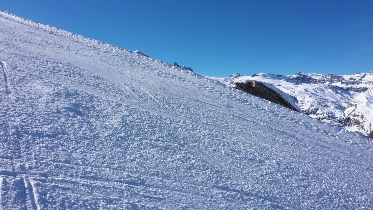 少年在采尔马特的滑雪板上滑雪，背景是马特宏峰视频下载