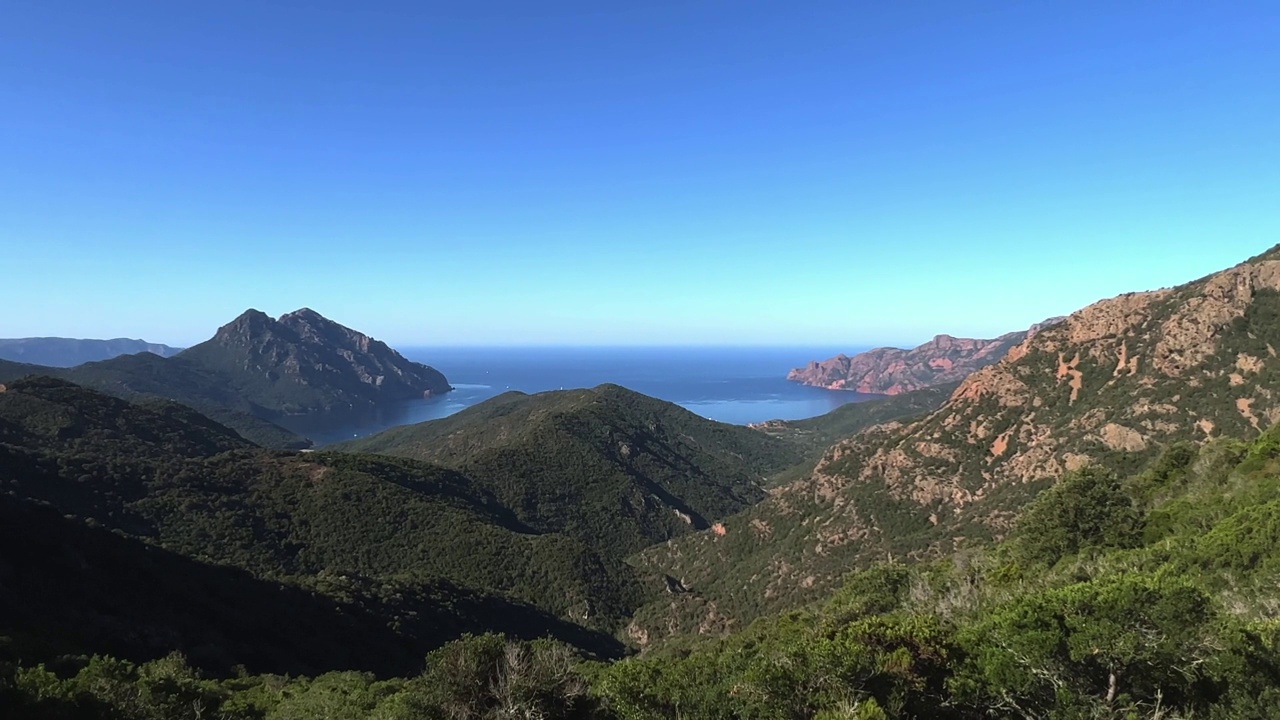 法国科西嘉岛夏季，联合国教科文组织自然保护区的全景。放大视频素材