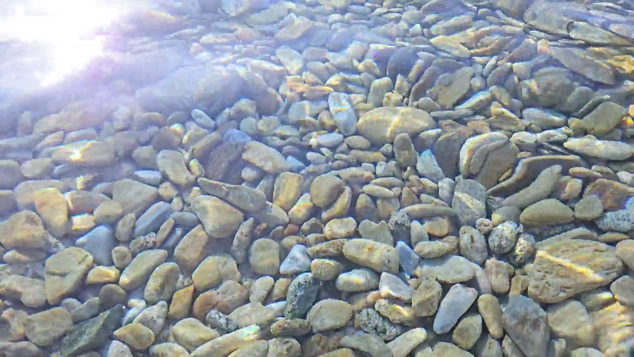 水下反射阳光的鹅卵石视频素材