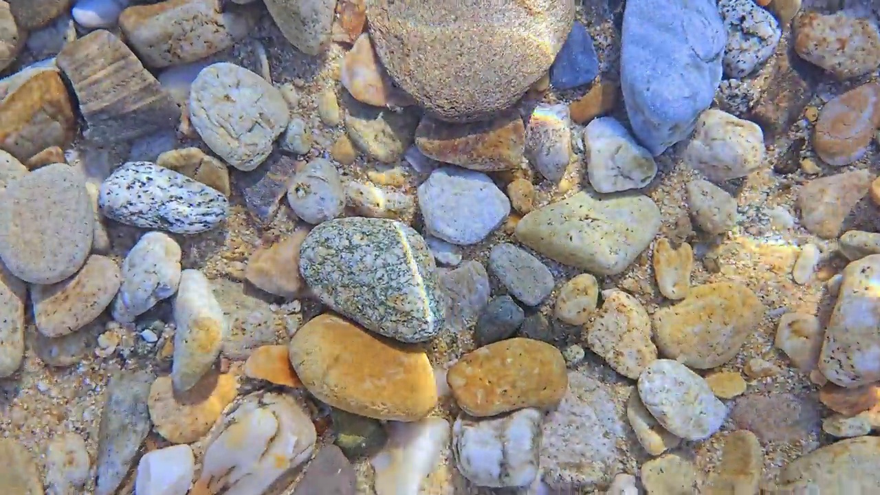 水下的沙子和鹅卵石视频素材