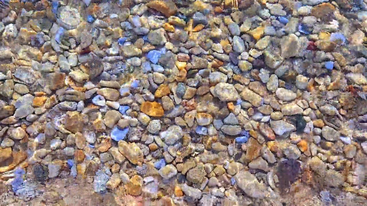 海滩上的水下鹅卵石视频素材