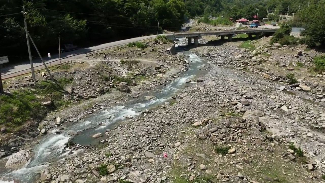 美丽的风景，山里有一条河视频素材