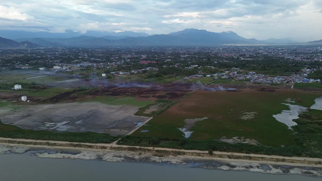 林波托湖边缘陆地火灾的鸟瞰图视频素材