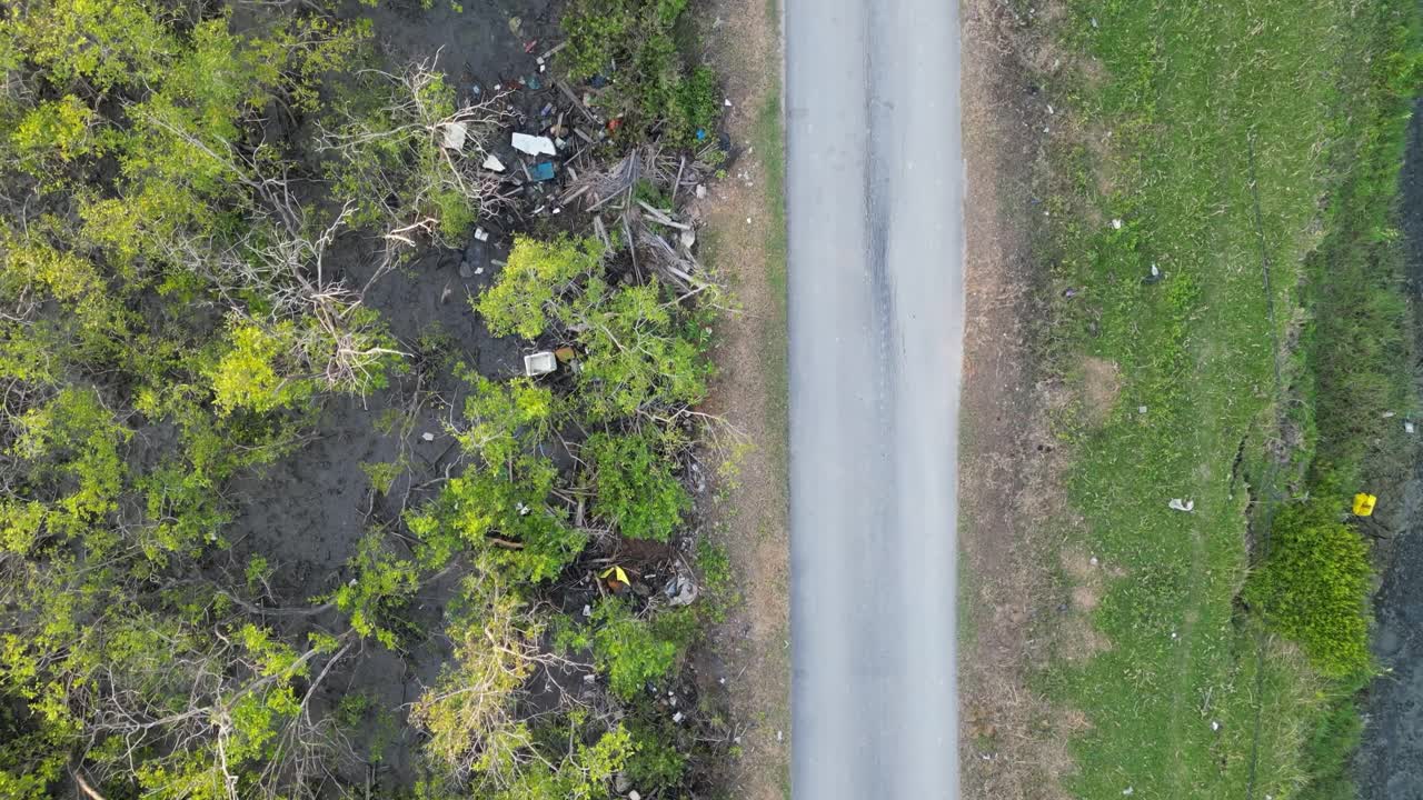 一条被垃圾包围的道路的鸟瞰图视频素材