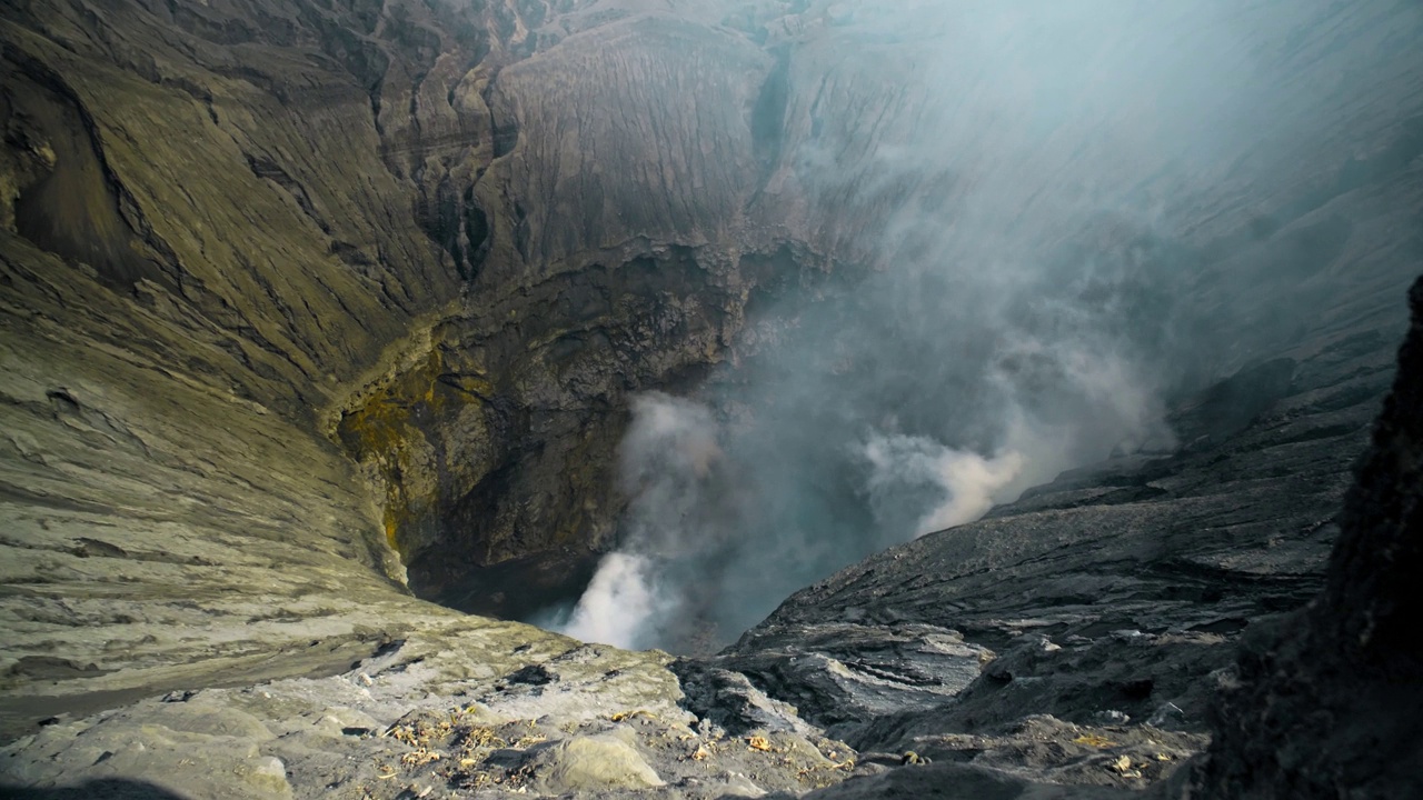 爪哇岛上冒着热气的活火山Bromo的视频视频素材