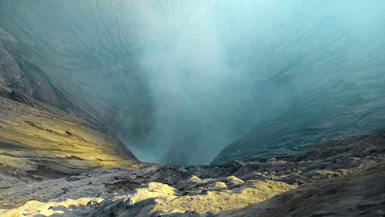 爪哇岛上冒着热气的活火山Bromo的视频视频素材