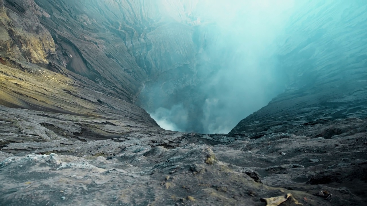 爪哇岛上冒着热气的活火山Bromo的视频视频素材