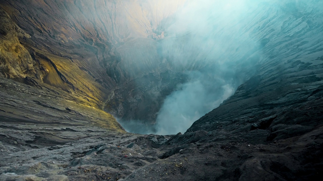 爪哇岛上冒着热气的活火山Bromo的视频视频素材