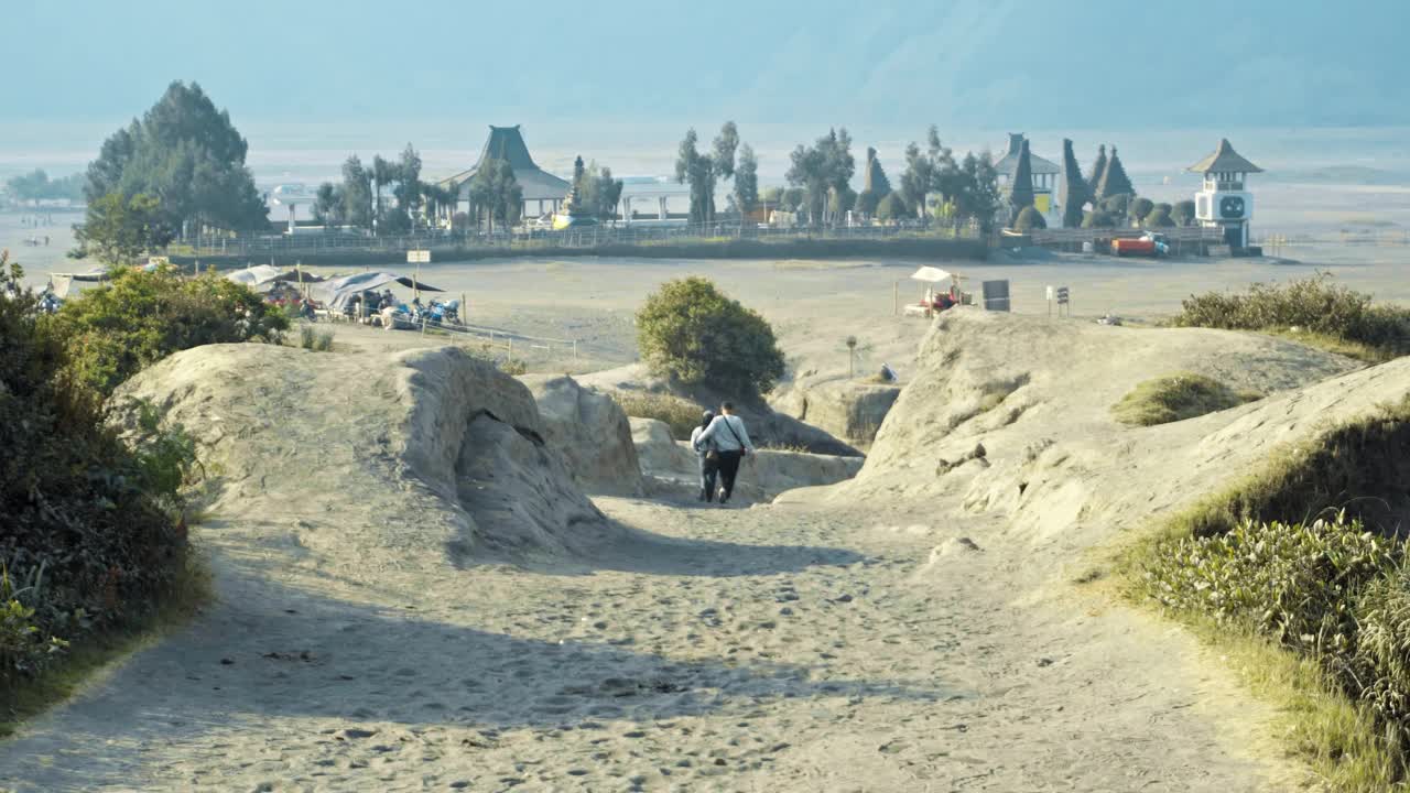 道路在火山沙漠与山和云的背景。视频素材