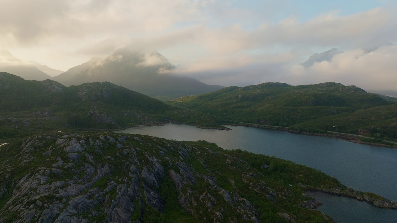 风景优美的罗浮敦风景，雾气笼罩着群山，航拍视频素材